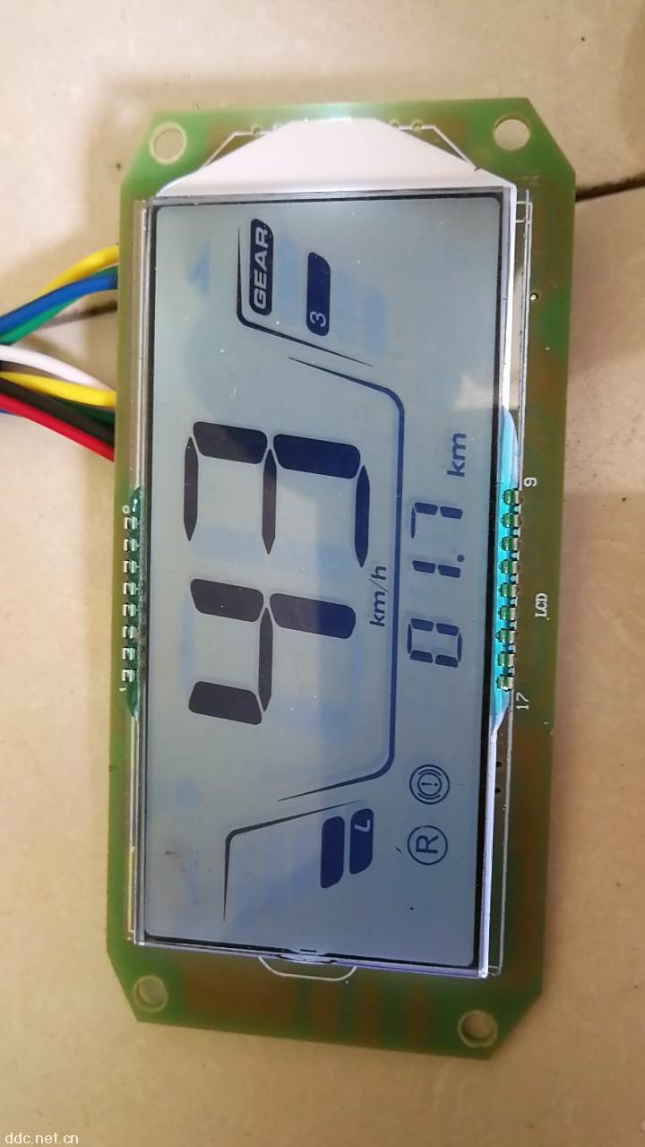 本款仪表功能特点 1、48V/60V通用,60v/72v通用。 2、采用精密单片机程序控制速度,带单/总里程显示,断电单里程清零,总里程累加。 3、指示功能:左右转向灯、大灯/速度/温度/行驶时间 4、采用香港超宽温液晶屏显示屏,全数字信号处理系统。 5、液晶屏速度可采用电压控制或霍尔控制。6、一线通故障显示